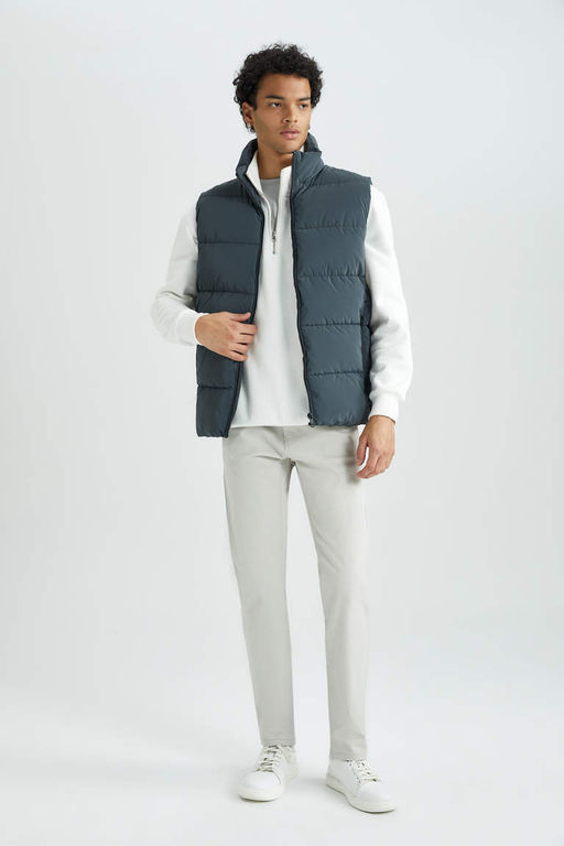 Жилет-пуховик Slim Fit с воротником-стойкой и подкладкой - Defacto фото 2