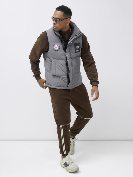 Жилет мужской утепленный спортивный серого цвета 15325Sr