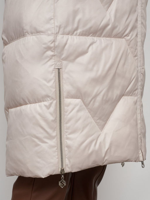 Пальто утепленное с капюшоном зимнее женское бежевого цвета 13305B - Visdeer фото 11