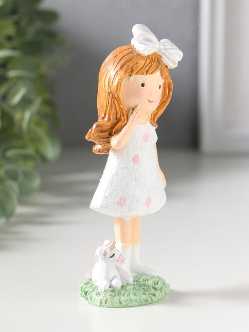 Фигурка полистоун «Малышка в платье в горох, с бантом в волосах, с единорогом», 5×3.7×13 см
