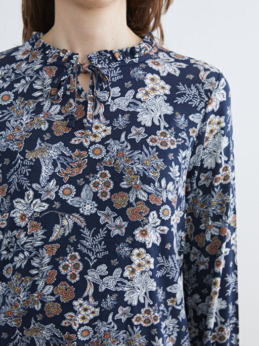 Ba?lamal? Yaka ?i?ekli Bluz