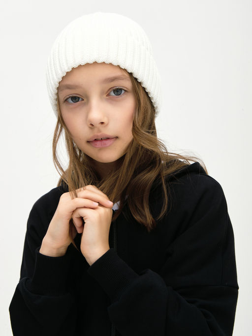 Молочная вязаная шапка