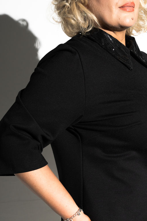 Платье с пайеточным воротом