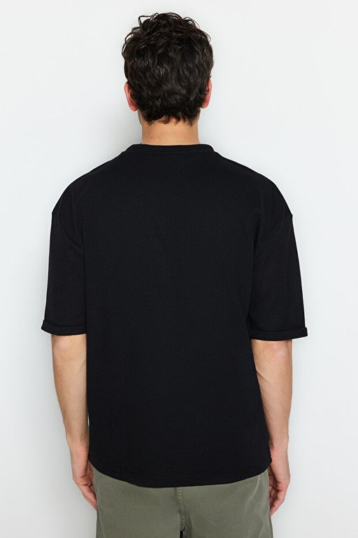 Siyah Oversize/Geni_ Kesim K_sa Kol Cepli Etiket Detayl_ T-Shirt TMNSS23TS00077 - Trendyolmilla фото 2