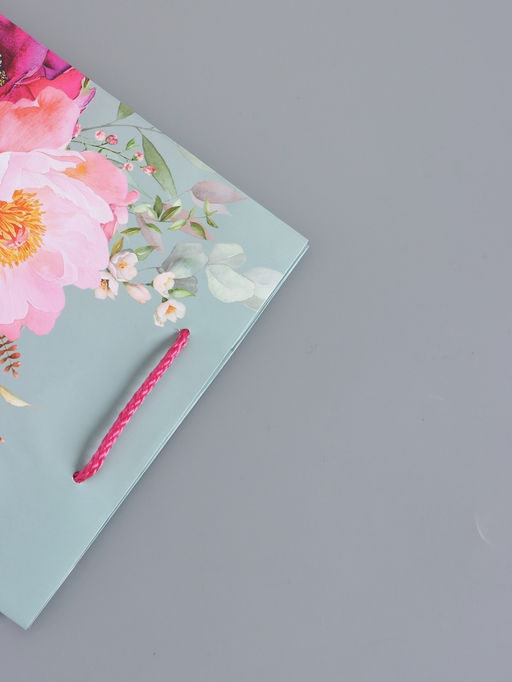 Пакет подарочный ламинированный «Цветочный комплимент», серый с розовым, 18×22.3×10 см