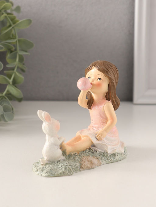 Фигурка полистоун Малышка надувает шарик, с зайчиком на лужайке, розовый, 10.5?5?9 см