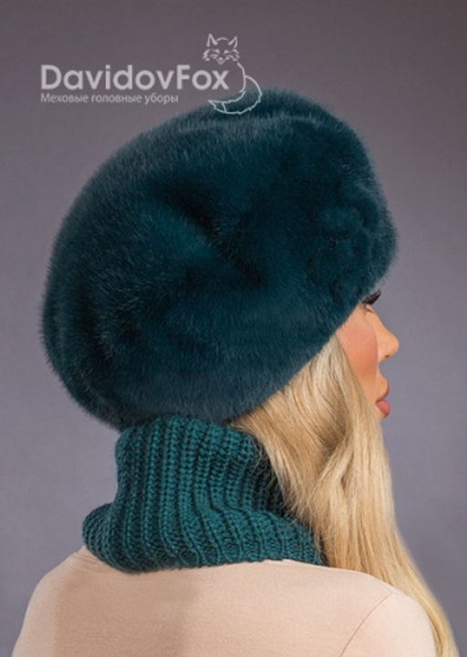 Шапка Берет экомех с украшением изумруд
