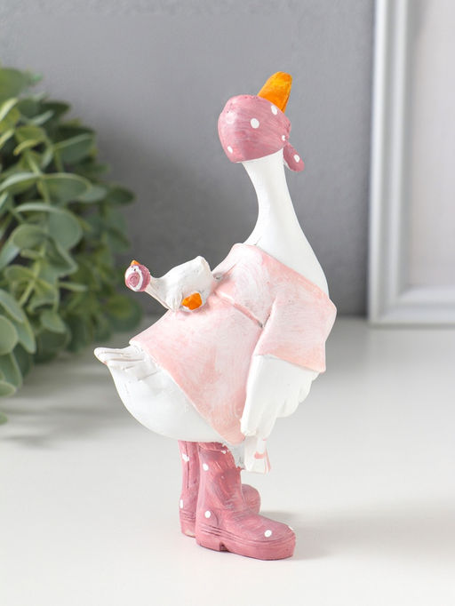 Фигурка полистоун «Гусыня в розовой косынке, с малышом на спине», 9×6.5×15 см