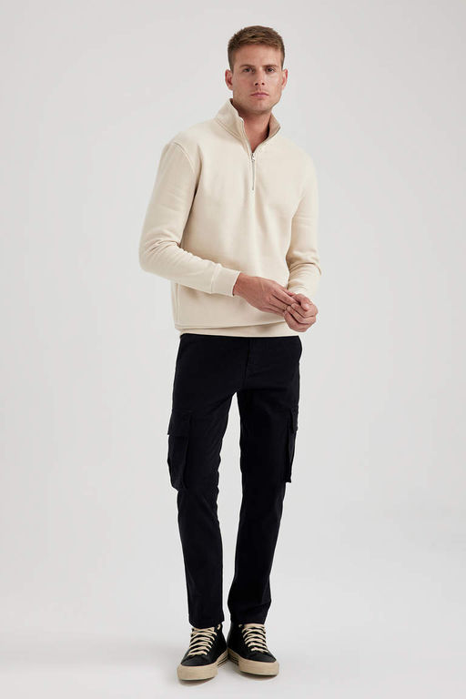 Габардиновые брюки узкого кроя с карманами-карго