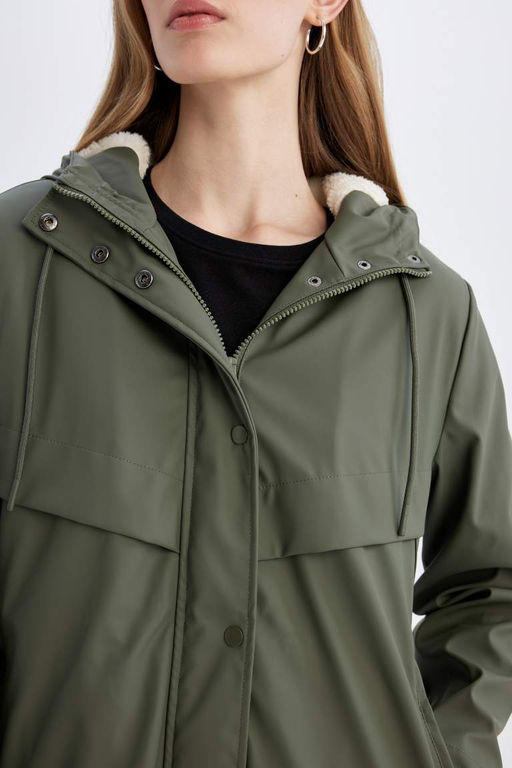 Водонепроницаемый дождевик из искусственной кожи с капюшоном и подкладкой из искусственного меха стандартной посадки - Defacto фото 5