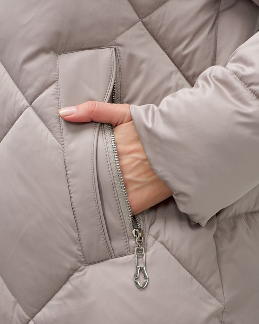 Пальто зимнее утепленное с капюшоном женское светло-коричневого цвета 7637SK - Visdeer фото 13