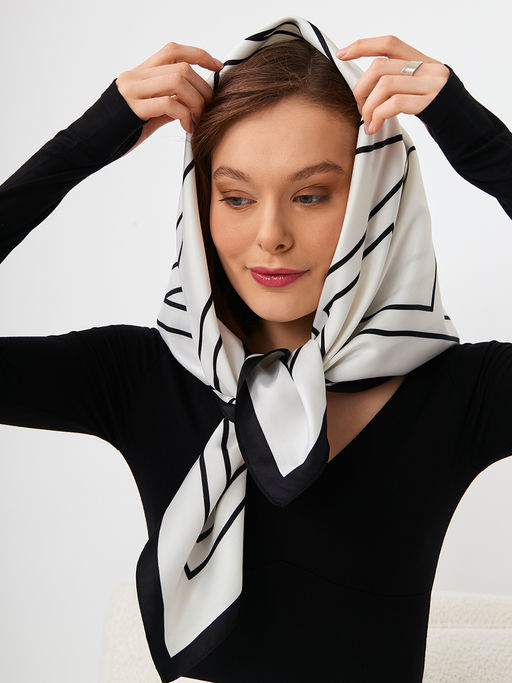 Большой, мягкий, тонкий и очень нежный двусторонний платок с рисунком.