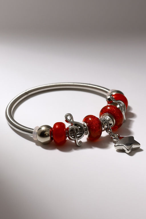 Цена за 2 шт. Браслет с шармами «Марджери», звезда, красный в серебре, d=6.5 см