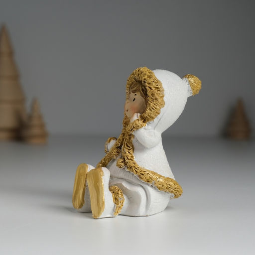 Фигурка полистоун Малышка в белой шубке, с сердечком сидит, 5?5.5?8 см