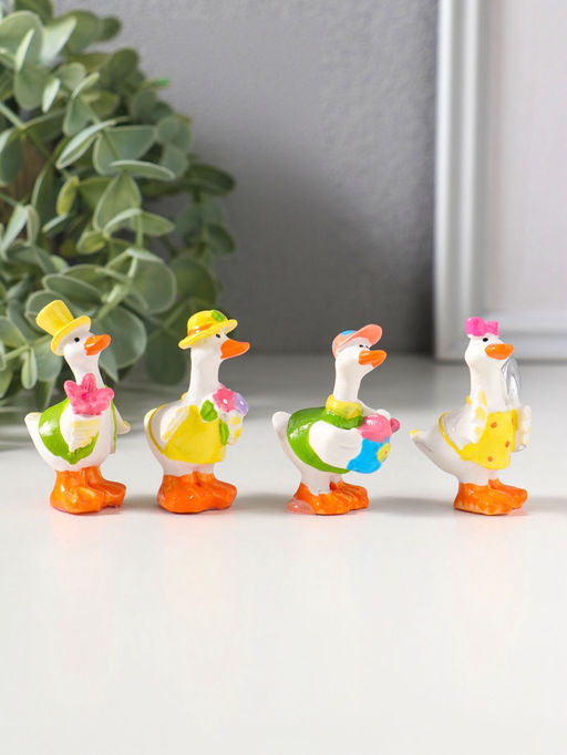 Набор фигурок 4 шт. «Гусятки в ярких нарядах», полистоун, 2.5×2.5×5.5 см