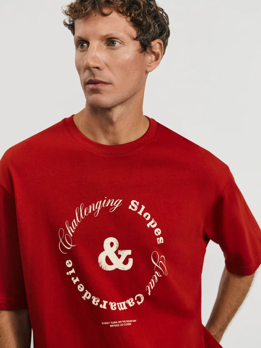 Футболка relax fit с принтом на груди / Zarina