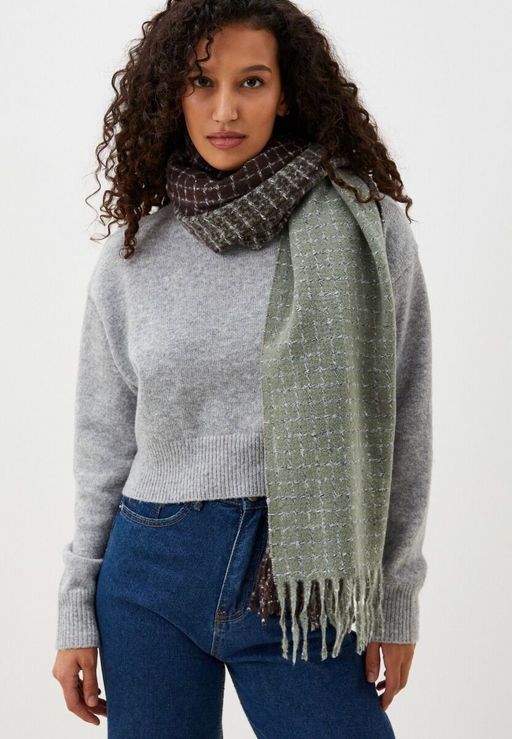 Палантин в бежевых тонах с оригинальным клетчатым орнаментом