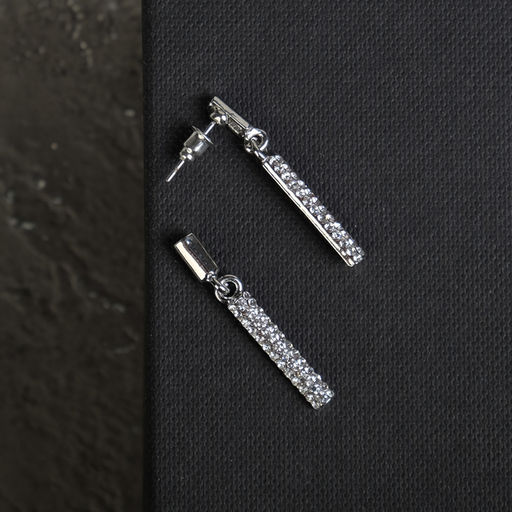 Серьги со стразами Геометрия тонкий цилиндр, белые в серебре - Qf фото 2