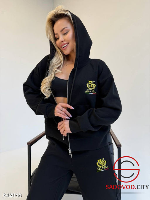 Спортивный женский костюм