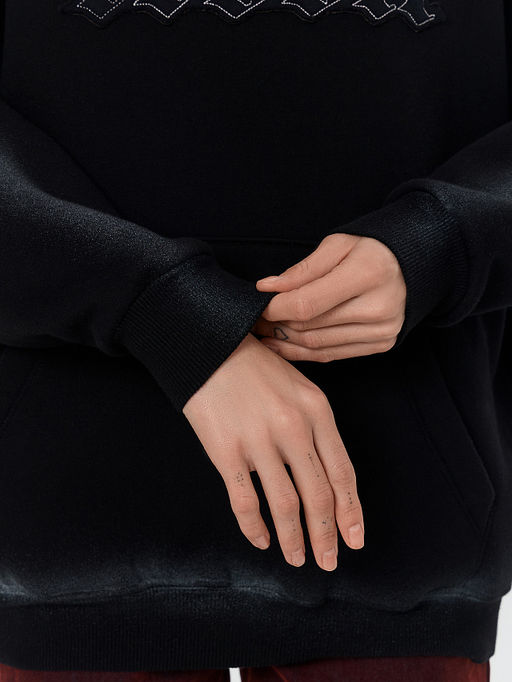 Худи женское черное с начесом и надписью Revolt - Mark formelle фото 7