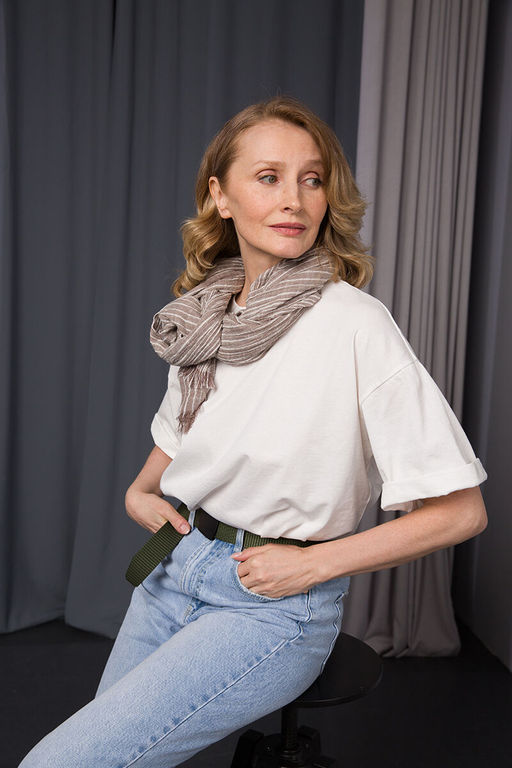 Палантин креш в деликатную полоску бежевого цвета