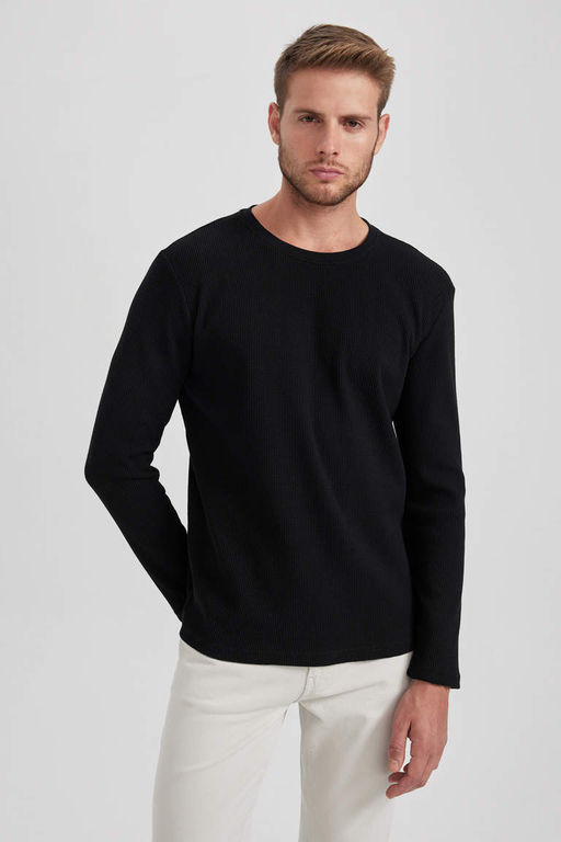 Базовая футболка узкого кроя с круглым вырезом и длинными рукавами