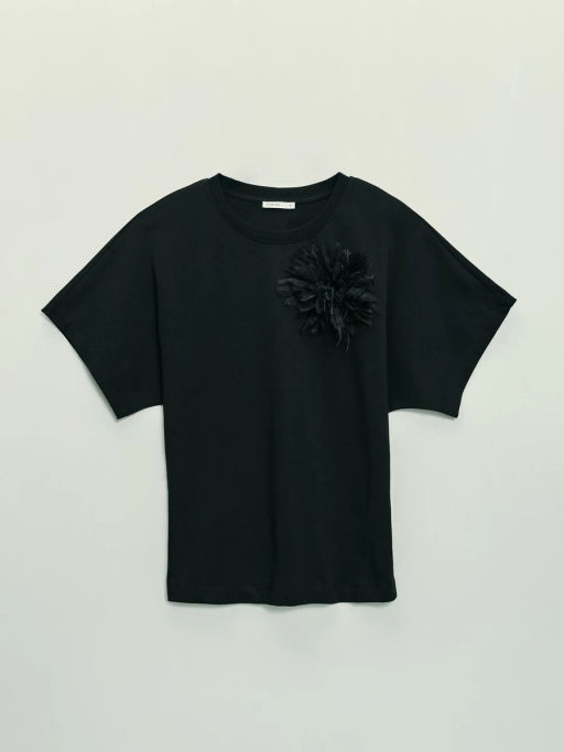 Футболка с брошью из перьев / Zarina