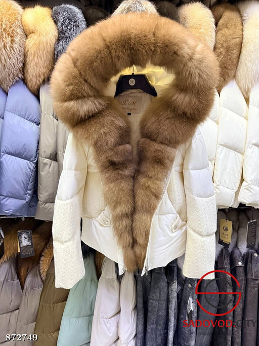 Пуховик с натуральным мехом песца
