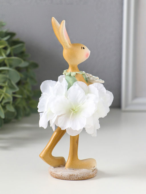 Фигурка полистоун «Зайка в цветочной юбочке, с капустой», 4.8×4.5×15.2 см