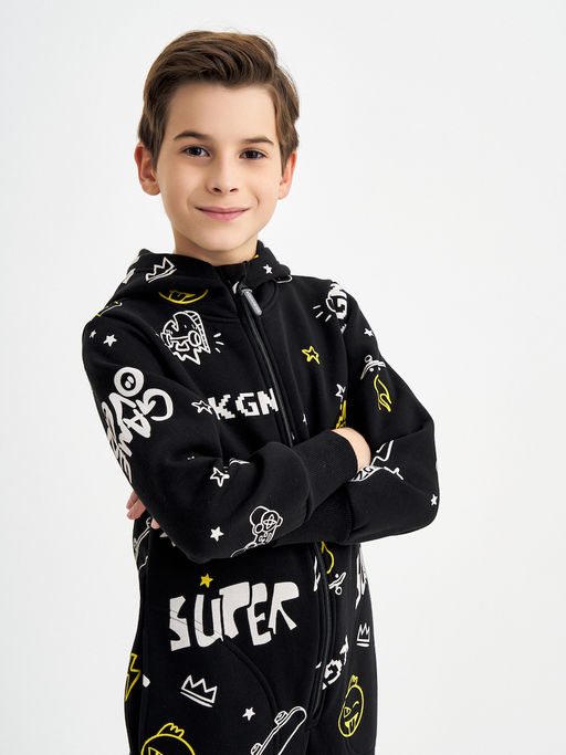 Черный комбинезон для мальчика с принтом