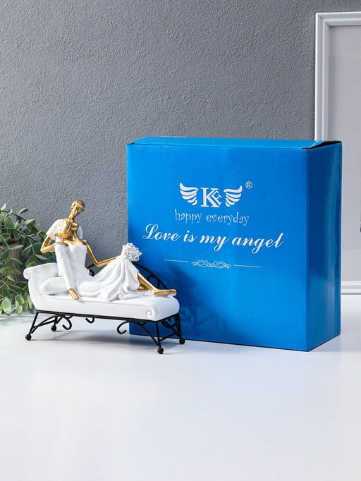 Сувенир полистоун "Парочка лежит на кушетке" бело-золотой 7х21,5х18,5 см