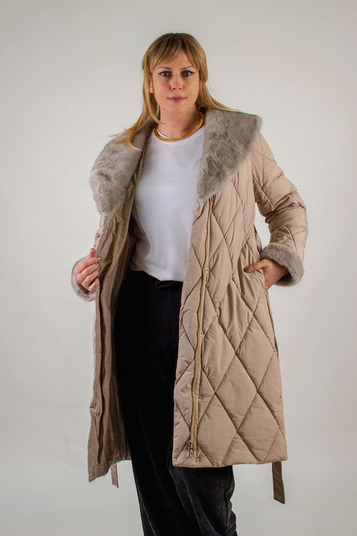Стеганое пальто с меховой отделкой арт. 23153