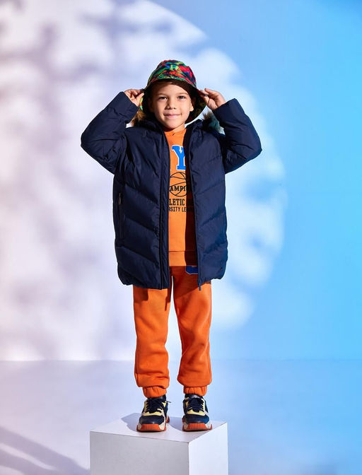 Длинный пуховик для мальчика с карманом на молнии и капюшоном из искусственного меха