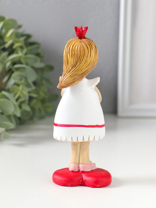 Сувенир полистоун "Маленькая принцесса с алым сердцем" 5х5,5х13 см