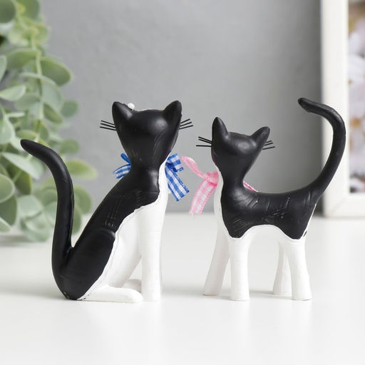 Набор фигурок полистоун «Кошки с бантиками», 2 шт., 9.3×7×3.7 см; 10×6.5×3 см