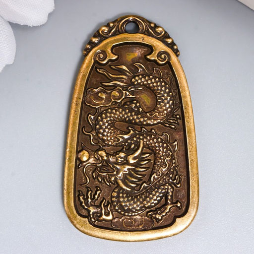 Цена за 2 шт. Сувенир латунь "Китайский дракон на медальоне" 4,2х2,5 см