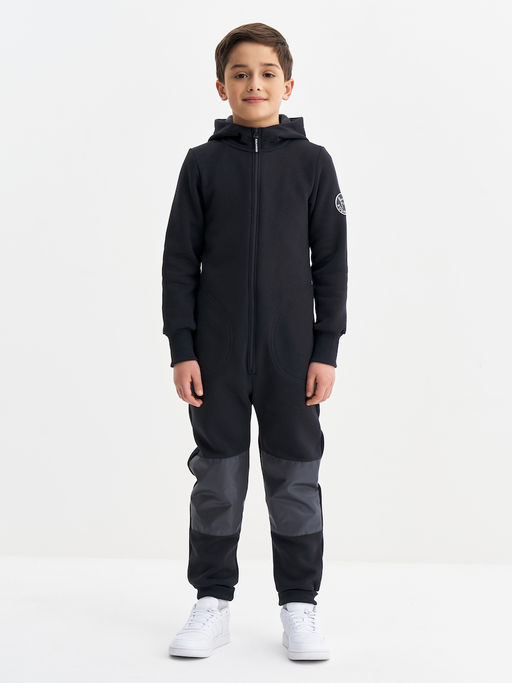 Черный комбинезон с наколенниками для мальчика