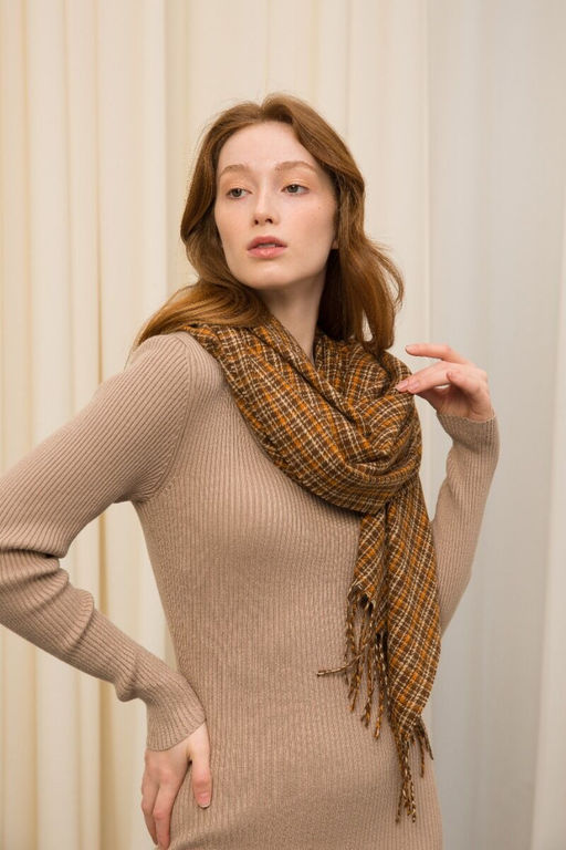 Палантин из шерсти и вискозы с длинной бахромой