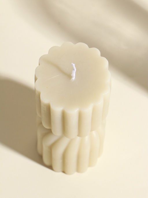 Свеча интерьерная "Афина" сливочная 6х6х14 см