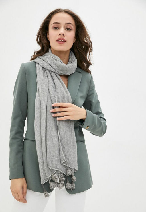 Палантин из вискозы серого цвета с кисточками - Модные истории фото 5