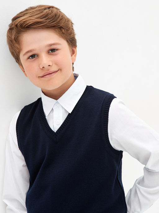 Темно-синий вязаный жилет для мальчика